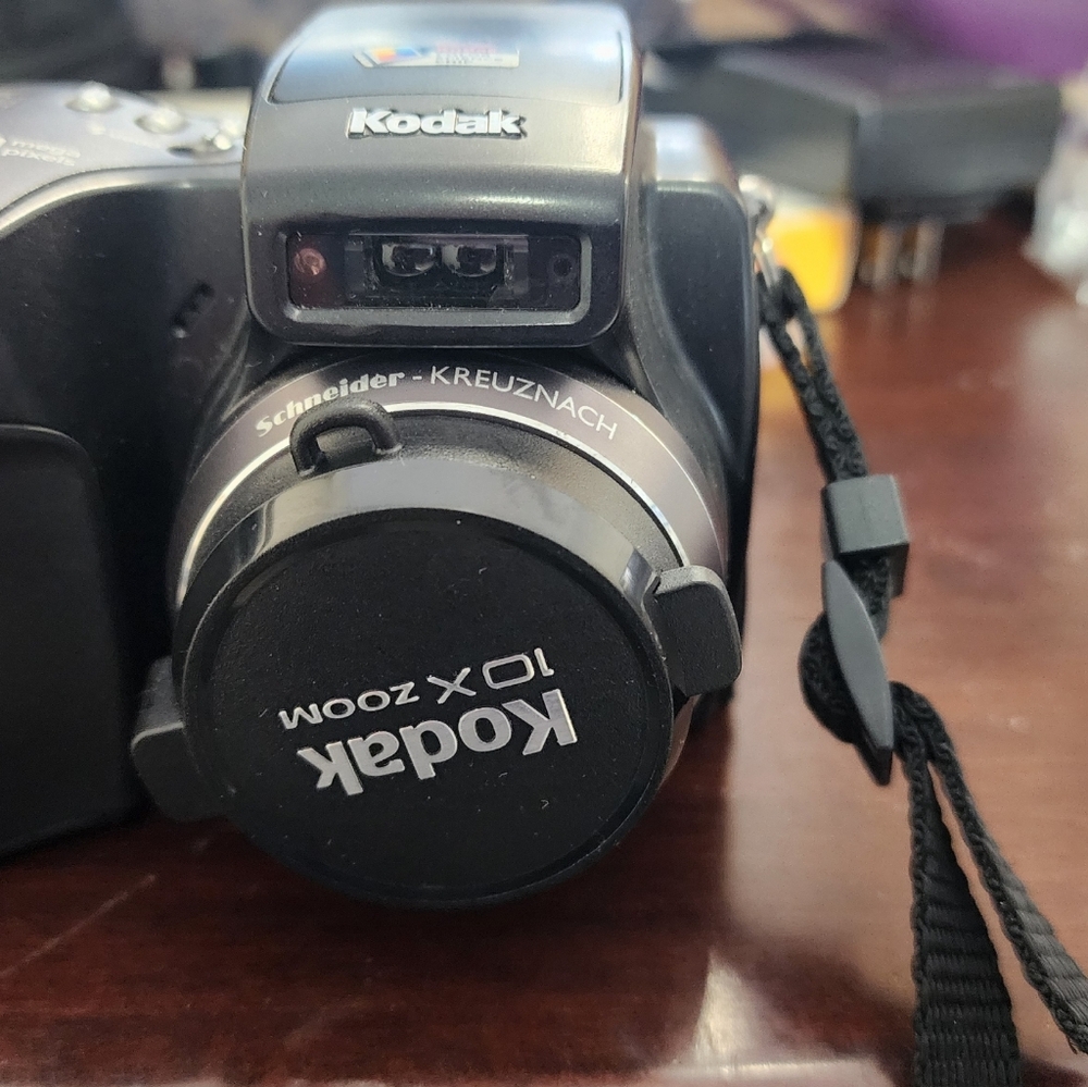 Kodak EasyShare Z7590 Black Digital Camera - 10X Zoom, 5.0 MP - Picture 8 of 16